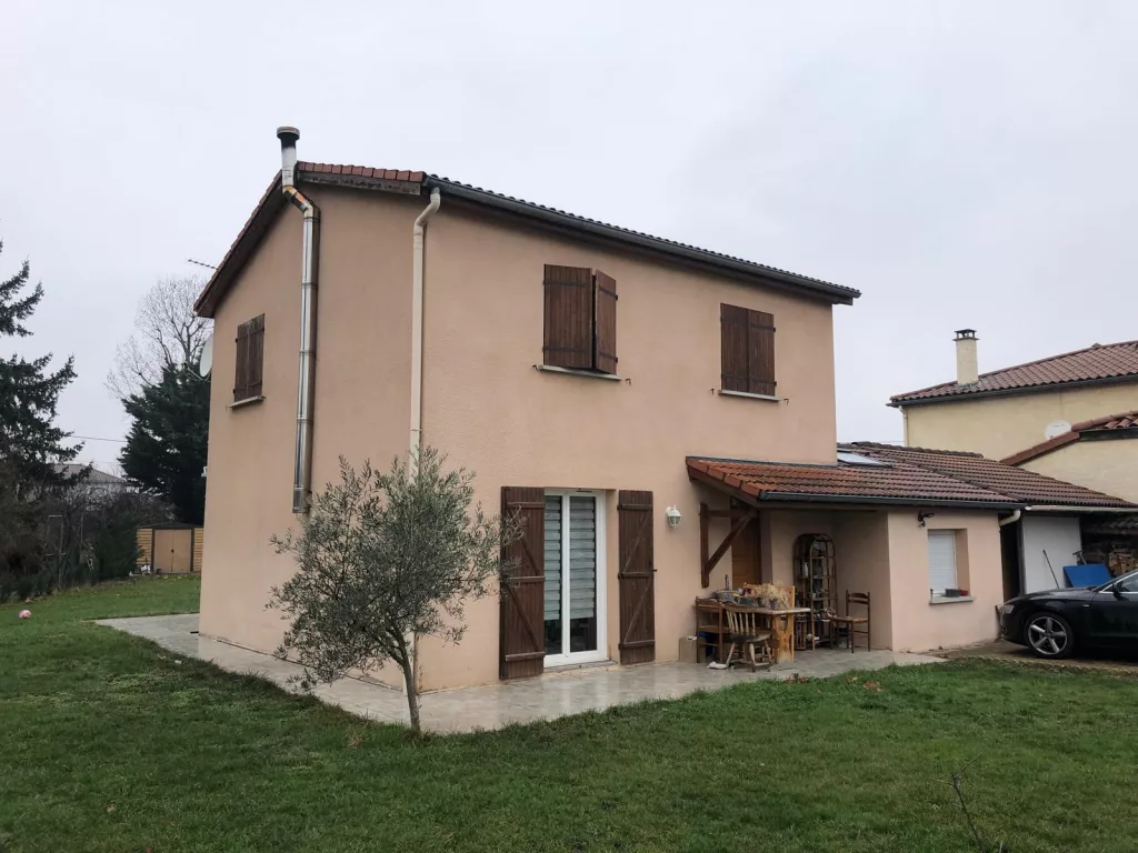 Façade d'une maison individuelle avant rénovation